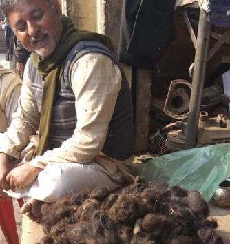 A trader who purchases human hair from small hawkers in a UP district.(HT)