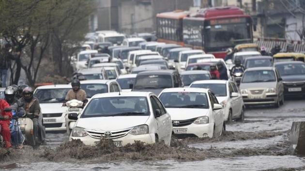 Commuters were caught up in traffic jams in several places across Delhi as heavy rains and hailstorms hit the national capital and its neighbouring areas during rush hour on Tuesday morning. (HT Photo) Commuters were caught up in traffic jams in several places across Delhi as heavy rains and hailstorms hit the national capital and its neighbouring areas during rush hour on Tuesday morning. (HT Photo)
