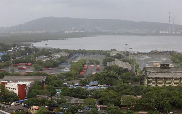 The eastern waterfront is almost four times the size of Girangaon (243 hectares), the erstwhile mill land area in central Mumbai, which was opened for development nearly 15 years ago.(Hindustan Times)