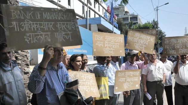 Investers of DSK protest outside Bank of Maharashtra at Lokmangal,Shivajinagar in Pune last year.(HT FILE PHOTO)