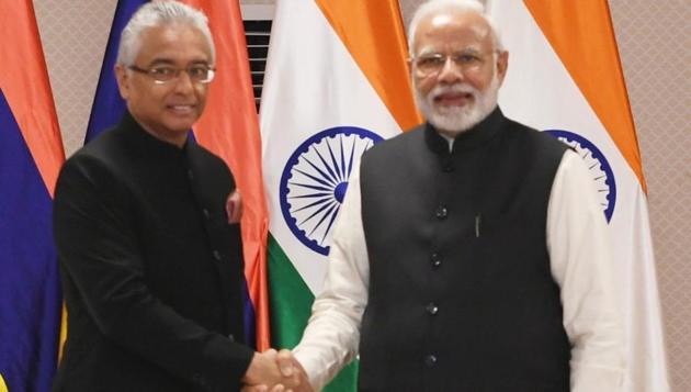 Prime Minister Narendra Modi met Prime Minister of Mauritius Pravind Kumar Jugnauth on the sidelines of Pravasi Bharatiya Divas in Varanasi on Tuesday.(ANI)