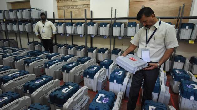 Polling staffs checking the Electronic Voting Machines inside the strong room before distributing them during the Karnataka state Assembly in May in 2018. An Indian ‘cyber expert’ claimed at an event in London on Monday that EVMs used in Indian elections can be hacked (File Photo)(HT Photo)