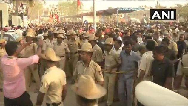 Lakhs of people bid a tearful adieu to the seer of the lingayat community on Tuesday.