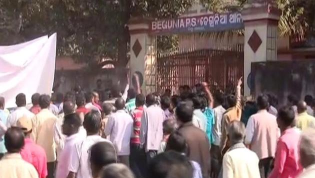 Villagers stormed inside a police station in Odisha and ransacked it.(HT photo)