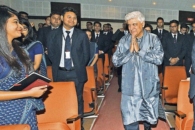 Javed Akhtar (right) at Symbiosis Institute of Management Studies, Range Hills.(Pratham Gokhale/HT Photo)