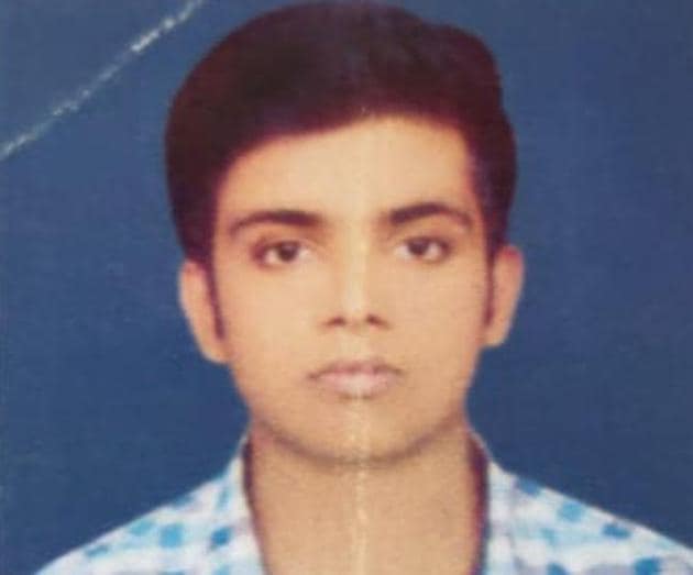Aman Pandey was riding on a two-wheeler when he hit a road divider and fell. A car from the opposite direction crushed his head.(HT PHOTO)