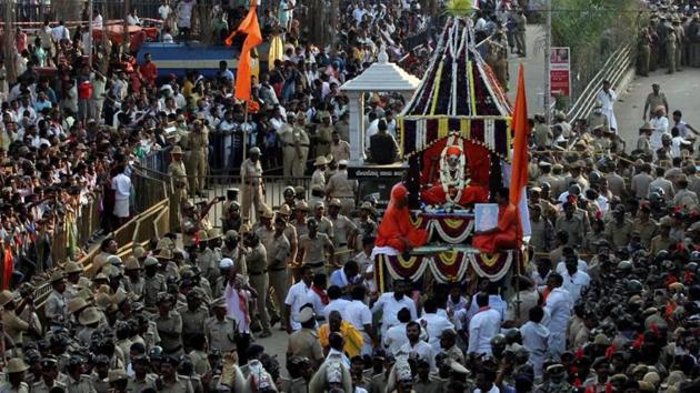 Thousands paid homage to Tumakuru seer Shivakumara Swami at a state funeral.(REUTERS)