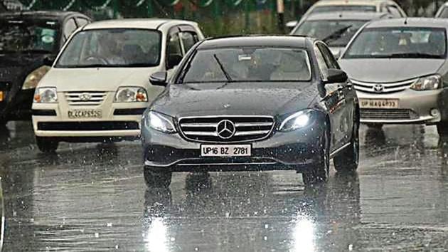 People in Delhi reported witnessing hailstones in several parts of the city on Thursday. (Sanjeev Verma/HT Photo) People in Delhi reported witnessing hailstones in several parts of the city on Thursday. (Sanjeev Verma/HT Photo)