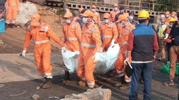 Rescuers manage to pull out the remains of a dead body which was spotted on January 16.(HT Photo)