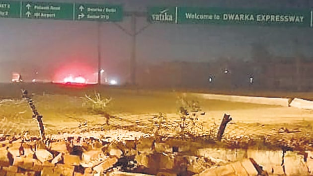 The 300 m wide wall was demolished after a visit by Haryana CM Manohar Lal Khattar earlier in the day on Wednesday, January 23, 2019.(HT Photo) The 300 m wide wall was demolished after a visit by Haryana CM Manohar Lal Khattar earlier in the day on Wednesday, January 23, 2019.(HT Photo)