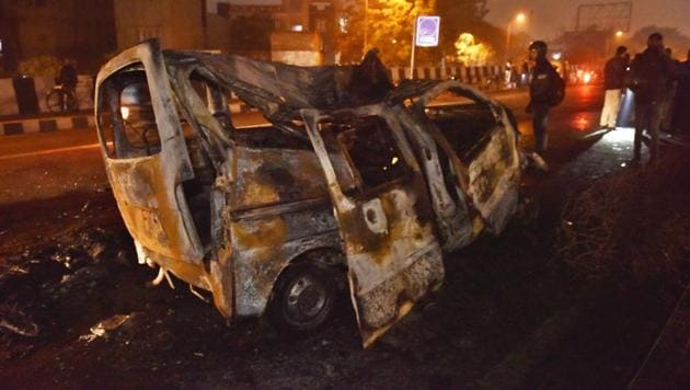 The charred remains of the Maruti Omni van that went up in flames in east Delhi’s Anand Vihar after being hit by a Ford Ecosport on the other side of the road, Wednesday, January 23, 2019.(Mohd Zakir / HT Photo)