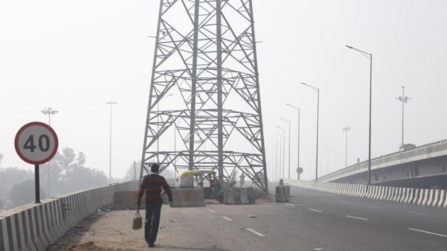 A man was robbed at gunpoint and assaulted after being offered a ride at Rajiv Chowk in Gurugram on Monday, January 21, 2019. (HT File / Representative Photo) A man was robbed at gunpoint and assaulted after being offered a ride at Rajiv Chowk in Gurugram on Monday, January 21, 2019. (HT File / Representative Photo)