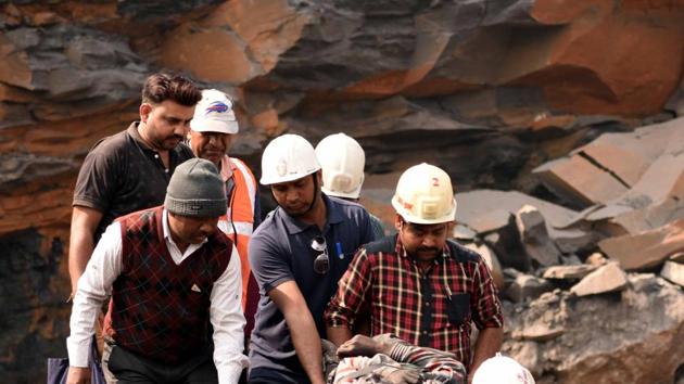 Rescue team taking out body of the dead illegal miners from Kapsara coal mines of ECL that collapsed on Wednesday morning in Dhanbad January 23,2019(Bijay-Hindustan Times)