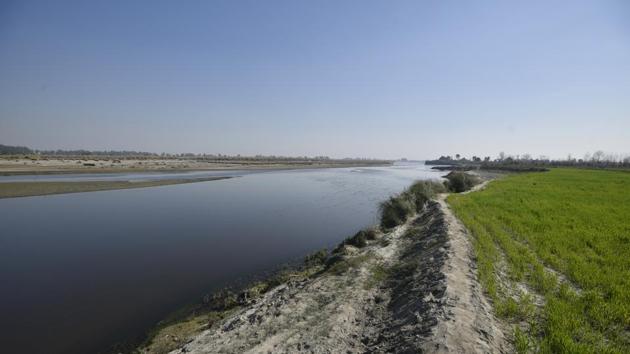 A few hundred metres away from the farmland flows the Yamuna. Here, the river enters Delhi and boasts the cleanest water in it’s 28 km stretch in the city. The narrow mud-paths between the flower fields along the river and the clear, almost azure sky above, make it difficult to believe that one is in Delhi. (Biplov Bhuyan / HT Photo) A few hundred metres away from the farmland flows the Yamuna. Here, the river enters Delhi and boasts the cleanest water in it’s 28 km stretch in the city. The narrow mud-paths between the flower fields along the river and the clear, almost azure sky above, make it difficult to believe that one is in Delhi. (Biplov Bhuyan / HT Photo)