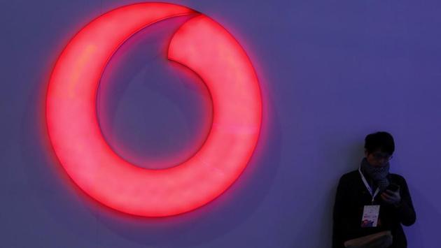 Vodafone Idea Ltd. plans to raise as much as 250 billion rupees ($3.5 billion) via a rights offering to help India’s largest mobile-phone carrier fend off Mukesh Ambani’s Reliance Jio Infocomm Ltd. Vodafone Group Plc will contribute as much as 110 billion rupees, while Aditya Birla Group will pump in as much as 72.5 billion rupees, according to a statement on Wednesday. (Sergio Perez / REUTERS File) Vodafone Idea Ltd. plans to raise as much as 250 billion rupees ($3.5 billion) via a rights offering to help India’s largest mobile-phone carrier fend off Mukesh Ambani’s Reliance Jio Infocomm Ltd. Vodafone Group Plc will contribute as much as 110 billion rupees, while Aditya Birla Group will pump in as much as 72.5 billion rupees, according to a statement on Wednesday. (Sergio Perez / REUTERS File)