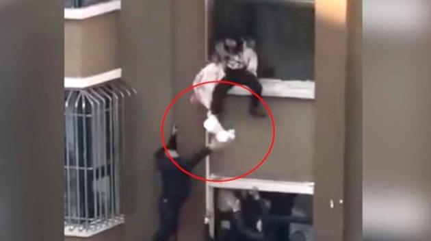 The baby escaped the incident without any injuries thanks to the guard. ((Screengab: CGTN/Twitter)) The baby escaped the incident without any injuries thanks to the guard. ((Screengab: CGTN/Twitter))