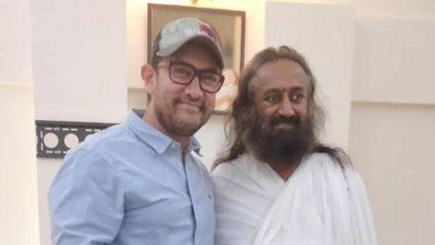 Aamir Khan with Sri Sri Ravi Shankar(Aamir Khan|Twitter)