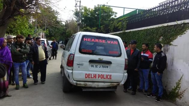 A police van carries the bodies of the two men who choked to death in north Delhi’s Civil Lines on Thursday, January 24, 2019. (Photo Credit: Delhi Police) A police van carries the bodies of the two men who choked to death in north Delhi’s Civil Lines on Thursday, January 24, 2019. (Photo Credit: Delhi Police)