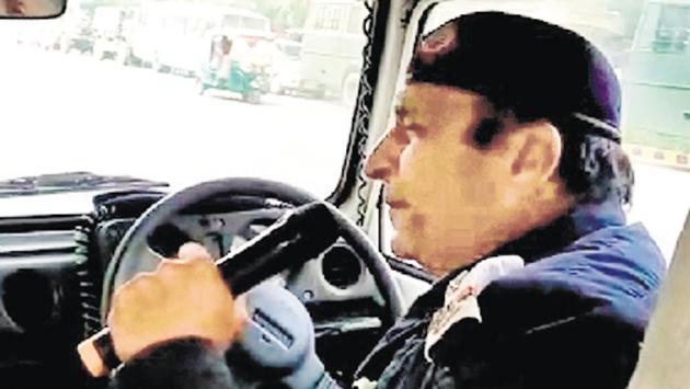ASI Vikas Kumar of Delhi traffic police belts out patriotic songs to get motorists to follow traffic rules.(Video grab)