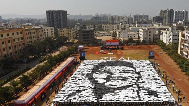 Students of Zeal institute create formation of India's freedom fighter, Shivaram Rajguru, known as Rajguru on the eve of 70th Republic Day of India on Friday. A total area of 2,053 sq meter was used to make the formation. (Pratham Gokhale/HT Photo) 