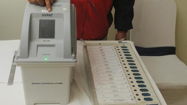 Last year, the Election Commission, to save itself from repeated controversies and furore, had put up an open a challenge to anyone who believed that they could hack the EVMs. Surprisingly, even the people who strongly opposed EVMs did not attend it.(Parwaz Khan /HT Photo)