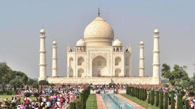 Boards are being placed on premises of Taj asking tourists to keep distance from monkeys and avoid feeding them. Yet need was felt for such step at Taj Mahal.(AFP) Boards are being placed on premises of Taj asking tourists to keep distance from monkeys and avoid feeding them. Yet need was felt for such step at Taj Mahal.(AFP)