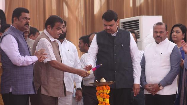 Maharashtra CM Devendra Fadnavis and Union minister Nitin Gadkari laid the foundation stone for widening of two highways in Bhiwandi on Thursday, January 24, 2019. (Praful Gangurde/ HT Photo) Maharashtra CM Devendra Fadnavis and Union minister Nitin Gadkari laid the foundation stone for widening of two highways in Bhiwandi on Thursday, January 24, 2019. (Praful Gangurde/ HT Photo)