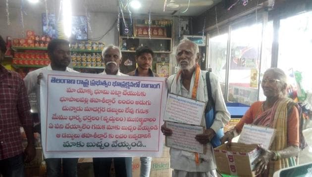 They couple were given their passbook as the revenue department went on an overdrive after their pictures of begging went viral on social media.(HT PHOTO)