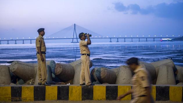 Police security seen at Shivaji Park chowpatty due to a high alert in Mumbai, Maharashtra. (Satish Bate / HT Photo) Police security seen at Shivaji Park chowpatty due to a high alert in Mumbai, Maharashtra. (Satish Bate / HT Photo)