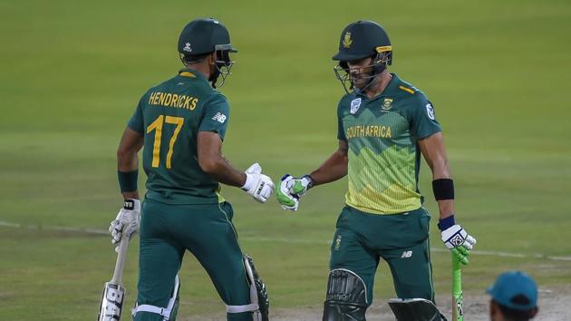 South Africa's batsmen Reeza Hendricks (L) and Faf du Plessis react during the 3rd One Day International cricket match between South Africa and Pakistan.(AFP)