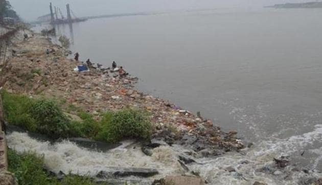 This is the first time that the CPCB has undertaken a biological water quality assessment — how suitable the water is to support life — of the Ganga.(Santosh Kumar/HT Photo)