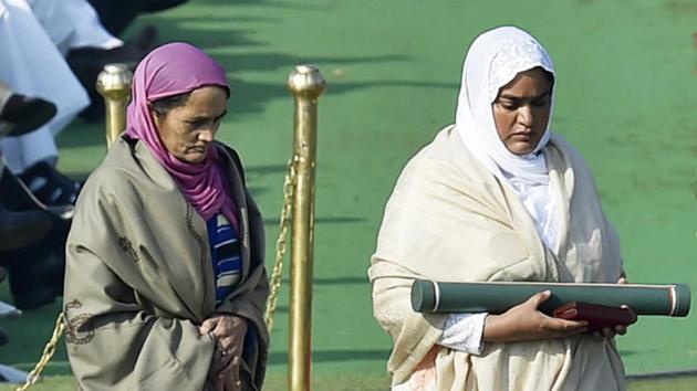 The Ashok Chakra, India’s highest peacetime gallantry award was awarded to Lance Naik Nazir Ahmad Wani posthumously for his courage during a fierce encounter in which six terrorists were killed in Kashmir last November. His wife (R) and mother (L) received the award from President Kovind. (Ajay Aggarwal / HT Photo) 