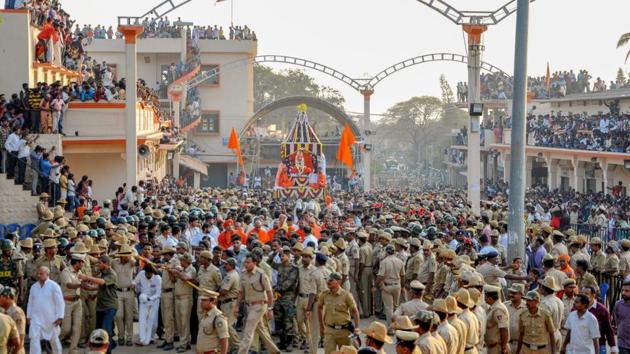 Police personnel manage the crowd as the mortal remains of 111-year-old pontiff of the Siddaganga Mutt Shivakumara Swamiji are taken for final rites at Siddaganga Mutt in Tumakaru, Karnataka. (PTI) Police personnel manage the crowd as the mortal remains of 111-year-old pontiff of the Siddaganga Mutt Shivakumara Swamiji are taken for final rites at Siddaganga Mutt in Tumakaru, Karnataka. (PTI)