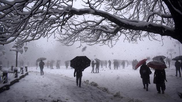 People stroll with umbrellas during heavy snowfall at Ridge, in Shimla, Himachal Pradesh. (Deepak Sansta / HT Photo) People stroll with umbrellas during heavy snowfall at Ridge, in Shimla, Himachal Pradesh. (Deepak Sansta / HT Photo)