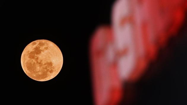 A super blood wolf moon seen above the Mumbai skyline at Juhu in Mumbai, Maharashtra. (Satyabrata Tripathy / HT Photo) A super blood wolf moon seen above the Mumbai skyline at Juhu in Mumbai, Maharashtra. (Satyabrata Tripathy / HT Photo)