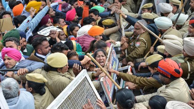 Police personnel block unemployed teachers, as they march towards the residence of Punjab Education Minister Om Parkash Soni during a protest against the Punjab state government to demand jobs in Amritsar, Punjab. (Narinder Nanu / AFP) Police personnel block unemployed teachers, as they march towards the residence of Punjab Education Minister Om Parkash Soni during a protest against the Punjab state government to demand jobs in Amritsar, Punjab. (Narinder Nanu / AFP)