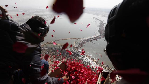 Uttar Pradesh government officials throw rose petals from a helicopter during Kumbh Mela in Prayagraj, Uttar Pradesh. (Prayagraj Mela Authority Handout / AFP) Uttar Pradesh government officials throw rose petals from a helicopter during Kumbh Mela in Prayagraj, Uttar Pradesh. (Prayagraj Mela Authority Handout / AFP)