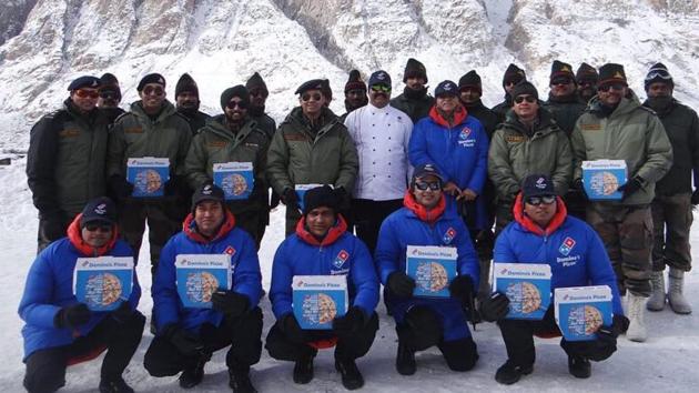Soldiers posted on Jammu and Kashmir’s Siachen Glacier were treated to piping hot pizzas by a pizza delivery outlet.(Twitter/Dominos)