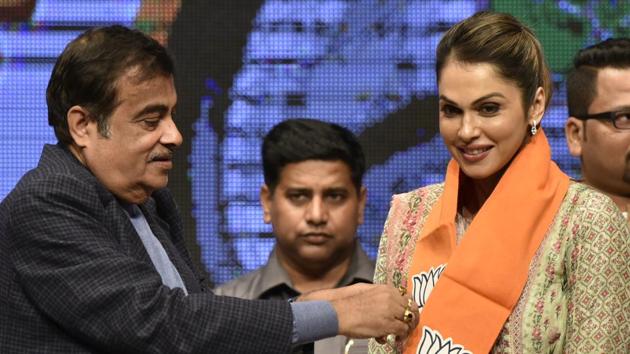 Mumbai, India - Jan. 27, 2019: Actor Isha Koppikar joined Bharatiya Janata Party (BJP) in the presence of Union Transport Minister Nitin Gadkari at Shanmukhananda in Mumbai, India, on Sunday, January 27, 2019.(Kunal Patil/HT Photo) Mumbai, India - Jan. 27, 2019: Actor Isha Koppikar joined Bharatiya Janata Party (BJP) in the presence of Union Transport Minister Nitin Gadkari at Shanmukhananda in Mumbai, India, on Sunday, January 27, 2019.(Kunal Patil/HT Photo)