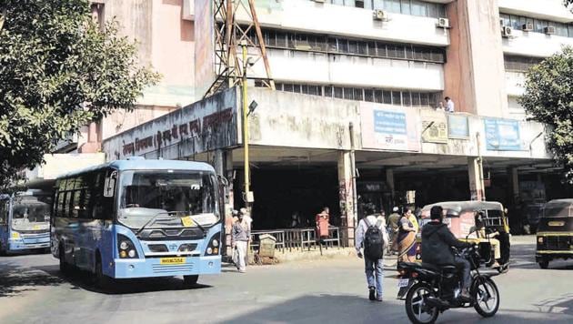 PMPML will redevelop the bus stop at Deccan Gymkhana and erect a multi-modal hub at the prime spot according to officials.(Ravindra Joshi/HT PHOTO)