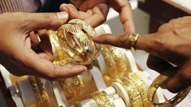 A 75-year-old retired non-commissioned officer and his 69-year-old wife were allegedly robbed of their gold items by three men who posed as police officers.(Representative Image/Reuters File Photo)