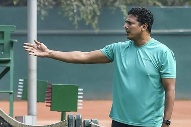 Davis Cup non-playing captain Mahesh Bhupathi, with player Rohan Bopanna and other teammates during their training session at Gymkhana club ahead of upcoming Davis cup match against Italy, in Kolkata, Sunday, Jan 27, 2019.(AP)