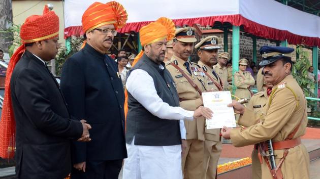 Pune’s Guardian Minister Girish Bapat felicitates a Police personnel with the President’s award during the Republic Day celebrations at Shivajinagar Police ground (HT PHOTO) 