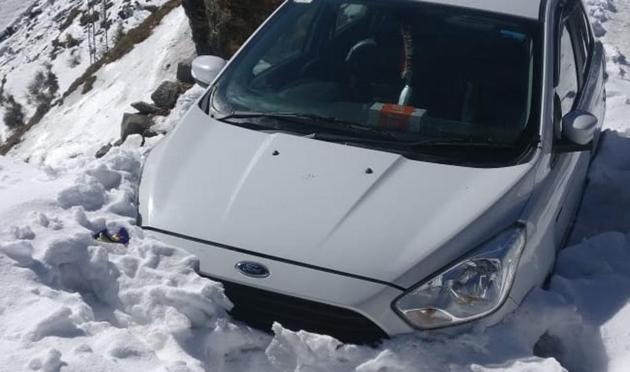 Four tourists from Delhi, including a woman, have been stranded near Chakrata in Dehradun district for the last eight days due to heavy snowfall in the area. (HT PHOTO) Four tourists from Delhi, including a woman, have been stranded near Chakrata in Dehradun district for the last eight days due to heavy snowfall in the area. (HT PHOTO)