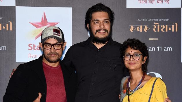 Indian Bollywood actor/producer Aamir Khan (L) with his wife director Kiran Rao (R) and son Junaid Khan (C) attend the screening of upcoming Star Plus television Hindi Show Rubaru Roshni.(AFP)