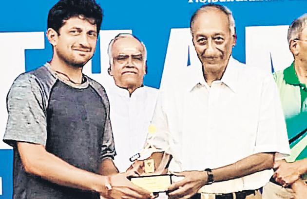 Nitten Kirrtane receiving the TS Santhanam memorial senior nationals trophy at the Madras Cricket Club courts, Chennai.(HT PHOTO)