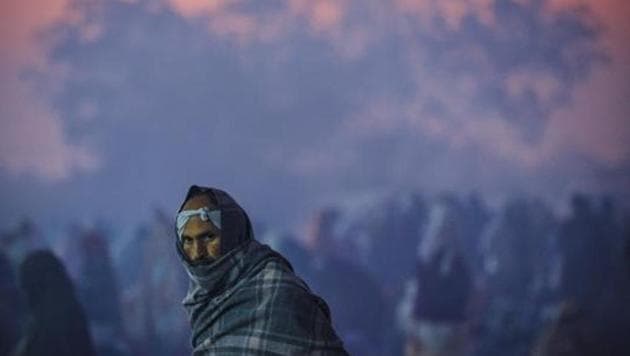 A man covers himself with warm cloths on a winter morning in Pune.(Pratham Gokhale/HT Photo)