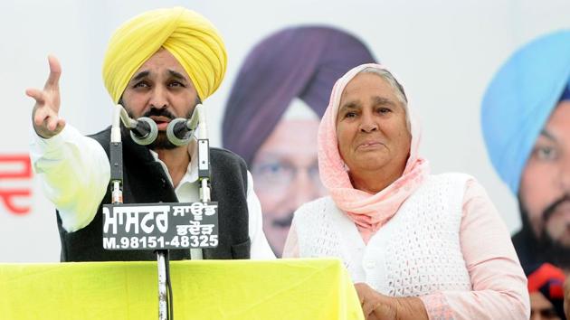 Aam Aadmi Party MP Bhagwant Mann along with his mother during a rally in Punjab’s Barnala earlier in January. (File Photo)(HT Photo)