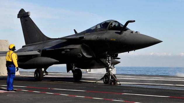 A French fighter jet Rafale prepares to take off.(REUTERS FILE PHOTO)