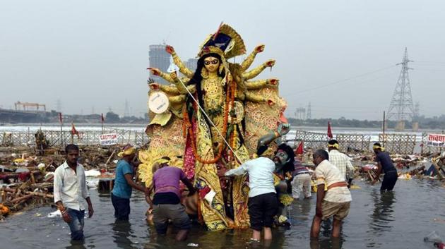 Devotees immerse Goddess Durga idol in Yamuna river at Kalindi Kunj , October 19, 2018.(Mohd Zakir/HT File)